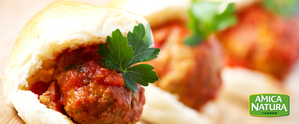 Finger food di polpette al sugo con panino