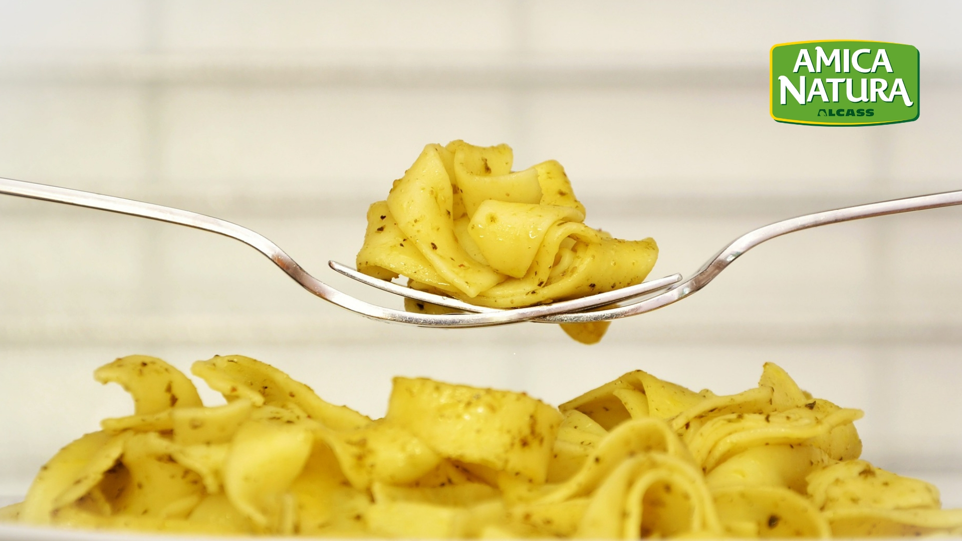 Tagliatelle integrali con ragù di soia e asparagi di montagna