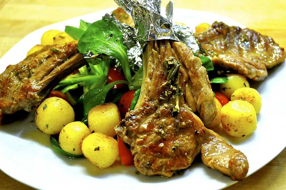 Agnello al forno alle erbe aromatiche di montagna