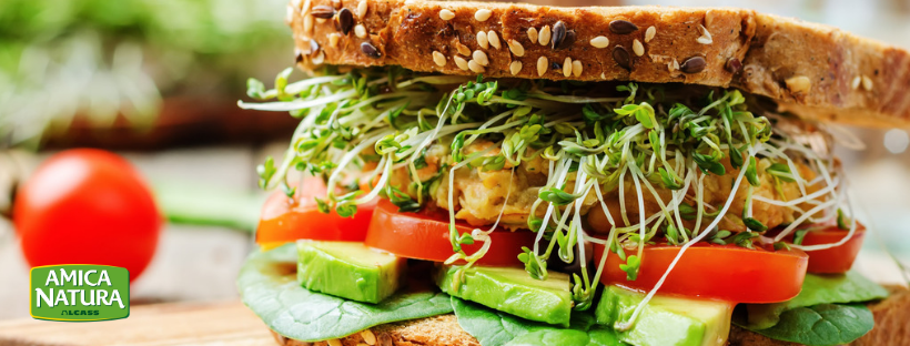 Panino di segale con burger di ceci, avocado e pomodoro fresco