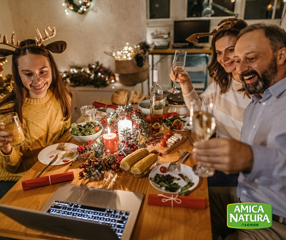 NATALE: POCHE PERSONE ATTORNO AL TAVOLO, MA MOLTO CIBO